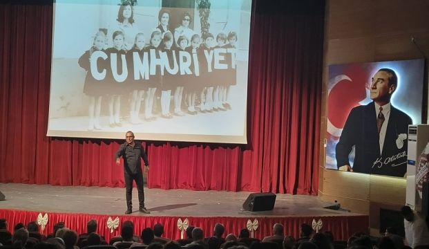 ‘Cumhuriyet Yolunda’ Ceyhan’da izleyiciyle buluştu